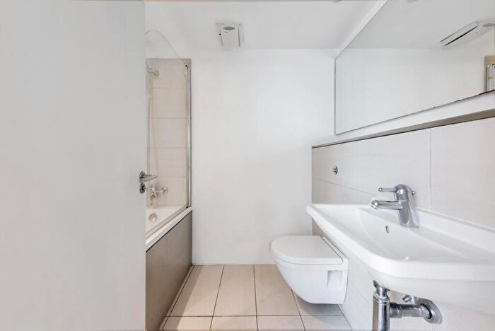 2 Bedroom Apartment To Rent In Corona Building, Blackwall Way, London, E14