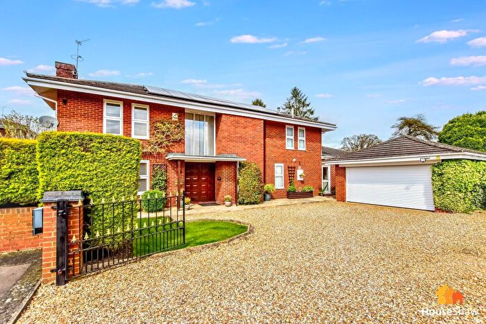 6 Bedroom Detached House For Sale In Wannions Close, Chesham, HP5