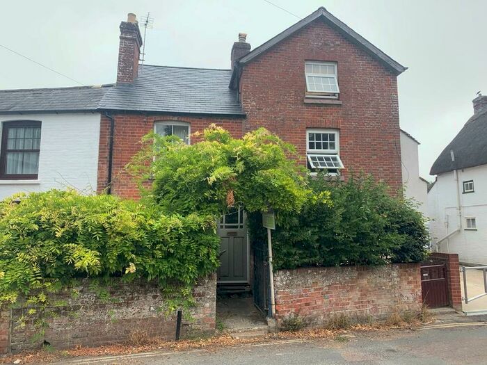 2 Bedroom Cottage To Rent In Castle Street, Carisbrooke, Newport, PO30