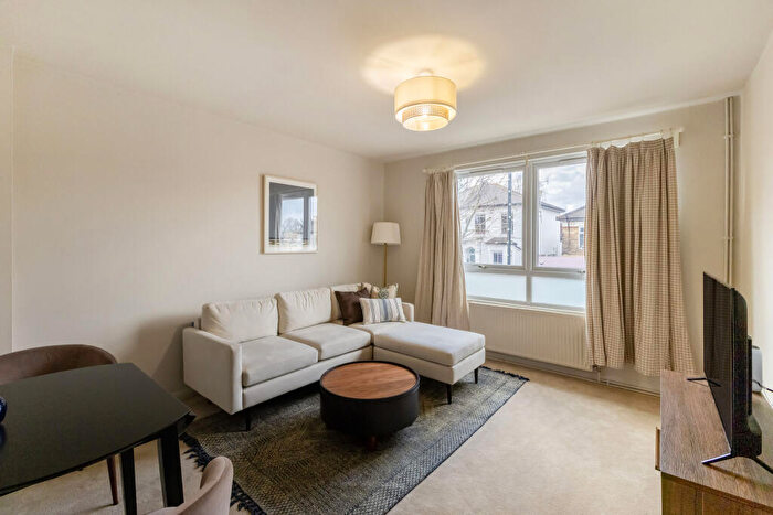 2 Bedroom Flat For Sale In Lordship Lane, London, SE22