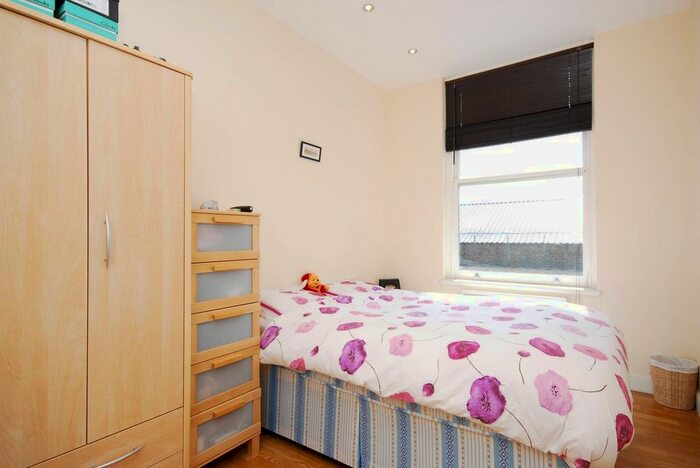 1 Bedroom Flat To Rent In St John's Hill, Wandsworth, London, SW11