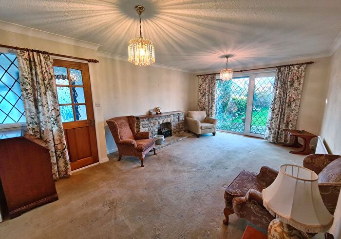 2 Bedroom Detached Bungalow For Sale In Hammonds Way, Southampton, SO40