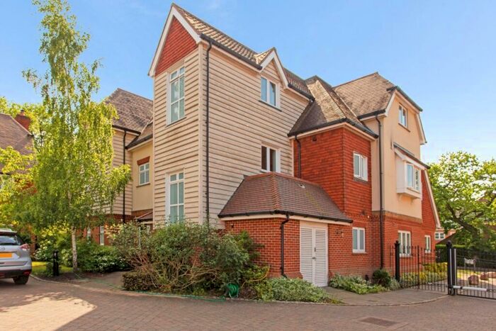 2 Bedroom Apartment To Rent In Rouse Close Weybridge, KT13