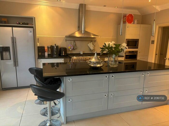 5 Bedroom Semi-Detached House To Rent In Ashgate Road, Chesterfield, S40