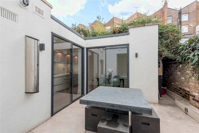 2 Bedroom Terraced House To Rent In Queensdale Walk, Notting Hill, London, W11