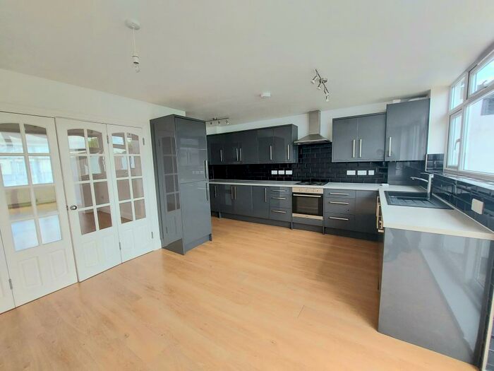 3 Bedroom House To Rent In Overton Road, Leyton, E10