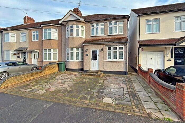 5 Bedroom End Of Terrace House For Sale In Southdown Road, Hornchurch, RM11