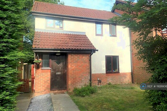3 Bedroom End Of Terrace House To Rent In Clarence Court, Horley, RH6
