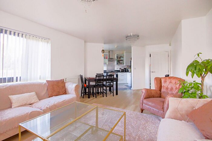 2 Bedroom Flat For Sale In Raven Close, Wynne Court, WD18