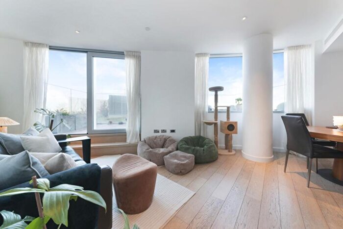 2 Bedroom Apartment For Sale In Biscayne Avenue, London, E14