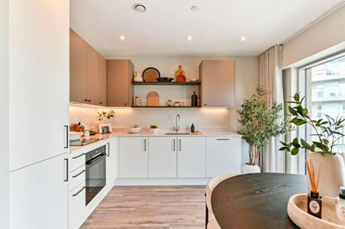 2 Bedroom Flat For Sale In Bankside Gardens, Reading, RG2