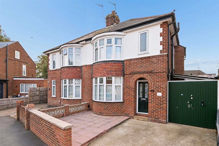 3 Bedroom Semi-Detached House For Sale In West Parade, Dunstable, LU6