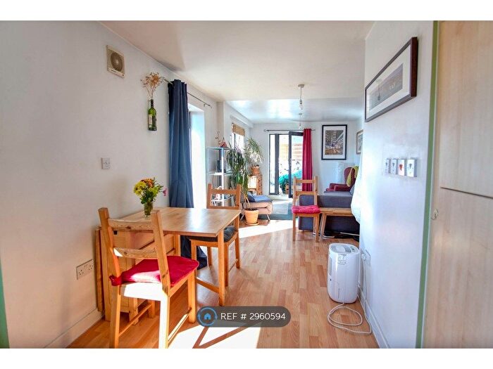 2 Bedroom Flat To Rent In Lawford Mews, Bristol, BS2