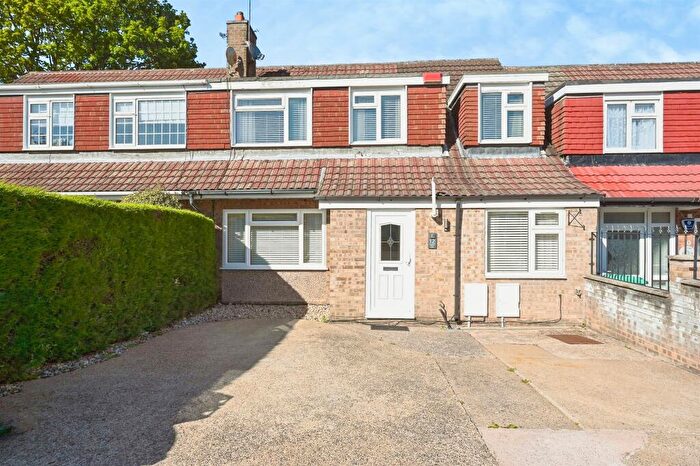 5 Bedroom Semi-Detached House For Sale In Cooper Close, Nottingham, NG6