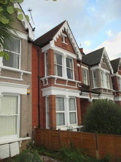 3 Bedroom Flat To Rent In Clive Road, London, SE21