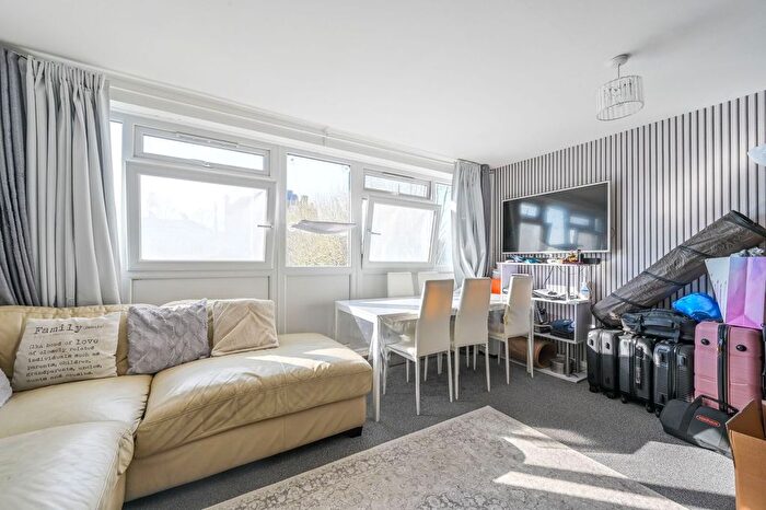 3 Bedroom Flat To Rent In Whitton Walk, Mile End, London, E3
