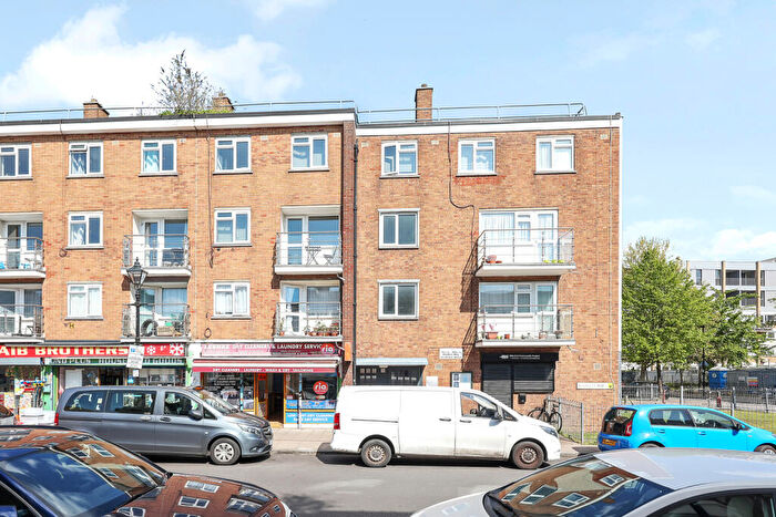 3 Bedroom Apartment For Sale In Hamlets Way, London, E3