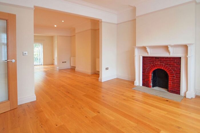3 Bedroom Flat To Rent In Cedar Road, Sutton, SM2