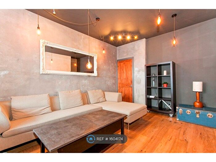 3 Bedroom Flat To Rent In Shadwell Gardens, London, E1