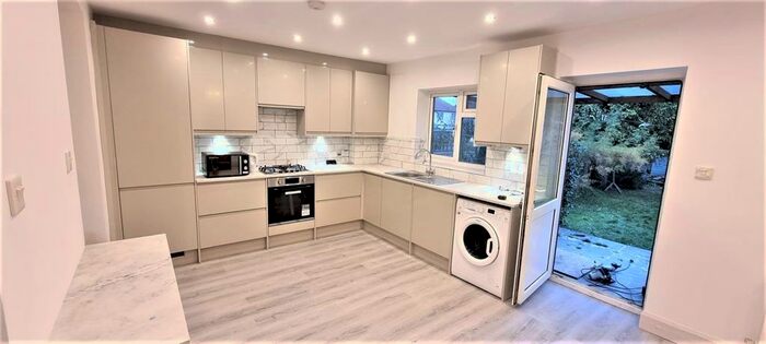 4 Bedroom Semi-Detached House To Rent In Dundela Gardens, Worcester Park, Greater London, KT4