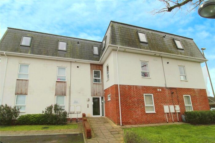 2 Bedroom Flat To Rent In Hart Plain Avenue, Waterlooville, Hampshire, PO8