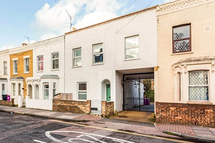 1 Bedroom Flat For Sale In Bow Common Lane, Mile End, E3
