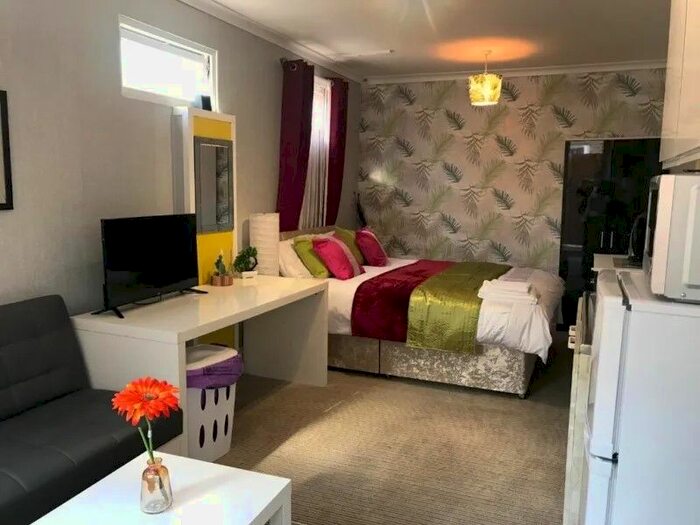 Studio To Rent In Spur Road, Greater London, TW7