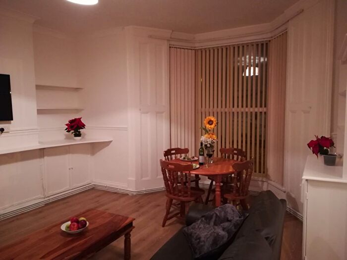 1 Bedroom Flat To Rent In Sketty Road, Swansea, SA2