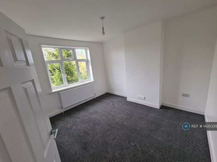 3 Bedroom Semi-Detached House To Rent In Harwich Road, Colchester, CO4