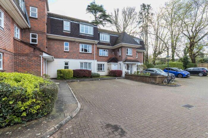 1 Bedroom Flat To Rent In Greenacres, North Parade, RH12