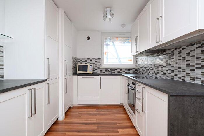 2 Bedroom Flat To Rent In Manor Court, Weybridge, KT13