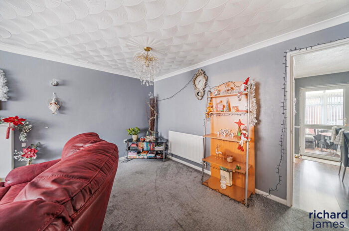 3 Bedroom End Of Terrace House For Sale In Eliot Close, Liden, SN3