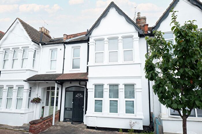 2 Bedroom Flat For Sale In Leigham Court Drive, Leigh-On-Sea, SS9