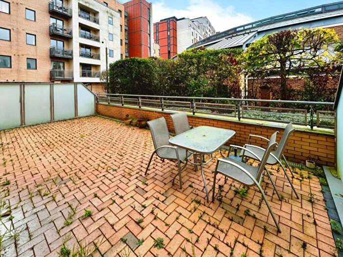 2 Bedroom Flat To Rent In Bowman Lane, Leeds, West Yorkshire, LS10