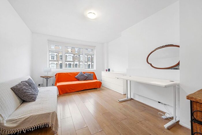 3 Bedroom Flat To Rent In Stockwell Road, SW9