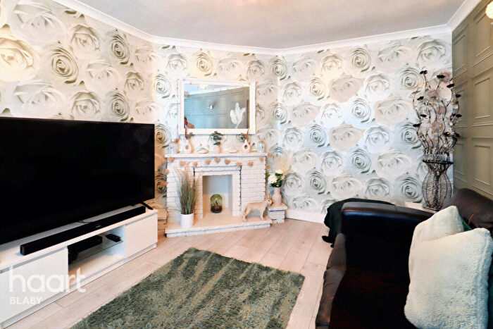 3 Bedroom Semi Detached House For Sale In Hawthorn Drive, Leicester, LE8