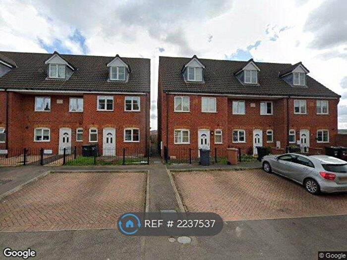 4 Bedroom Terraced House To Rent In Talbot Road, Wellingborough, NN8