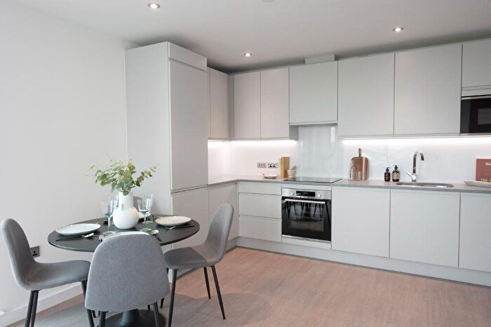 3 Bedroom Flat To Rent In Napier Road, Reading, Berkshire, RG1