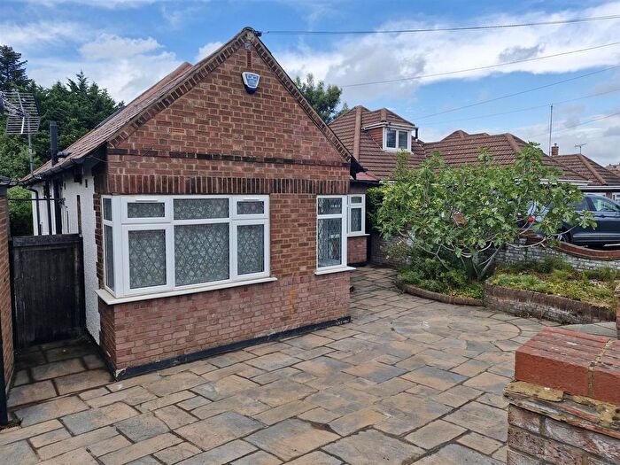 3 Bedroom Detached Bungalow To Rent In Ashurst Road, Barnet, EN4