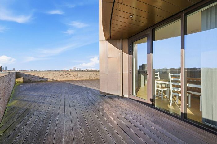 3 Bedroom Flat For Sale In Kingsland High Street, London, E8