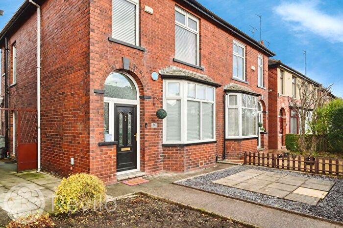 3 Bedroom Semi-Detached House For Sale In Edenfield Road, Rochdale, OL11