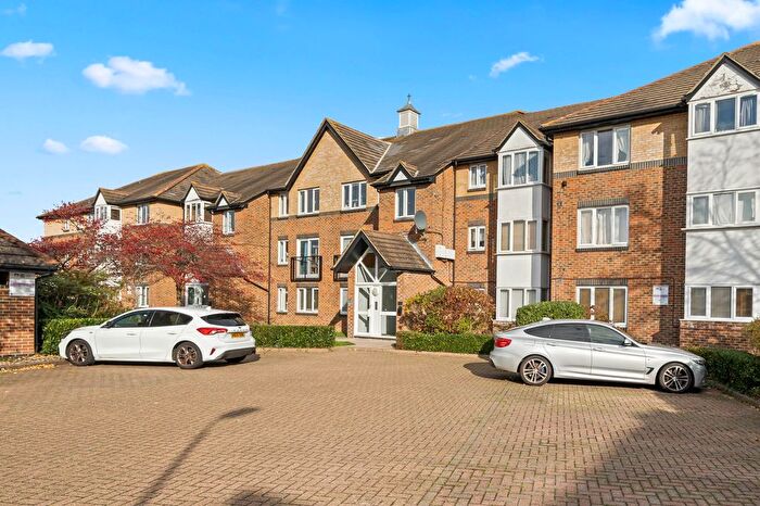 2 Bedroom Flat For Sale In Cotswold Way, Worcester Park, KT4