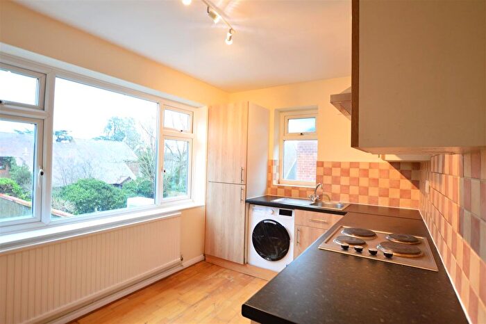 3 Bedroom Flat To Rent In Yew Tree Road, Slough, SL1