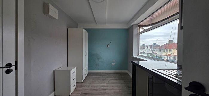 Studio To Rent In Middleton Avenue, Greenford, UB6