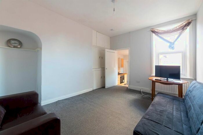 3 Bedroom Flat To Rent In Hazelwood Avenue, Jesmond, Newcastle Upon Tyne, NE2