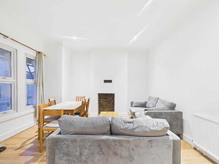 3 Bedroom Flat To Rent In Lyham Road, London, SW2