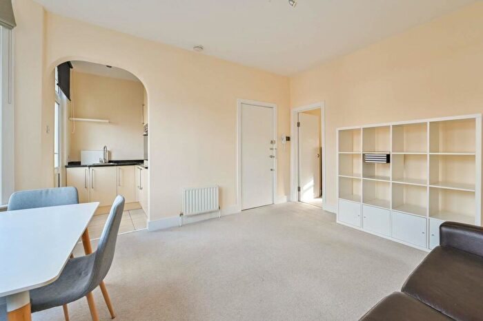 1 Bedroom Flat To Rent In Halsmere Road, Camberwell, London, SE5
