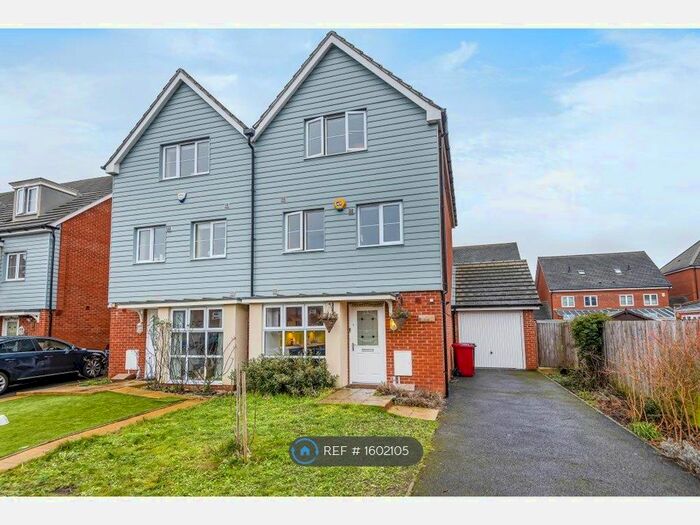 4 Bedroom Semi-Detached House To Rent In Collier Close, Slough, SL1