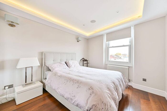 2 Bedroom Flat For Sale In Edge Street, Hillgate Village, London, W8