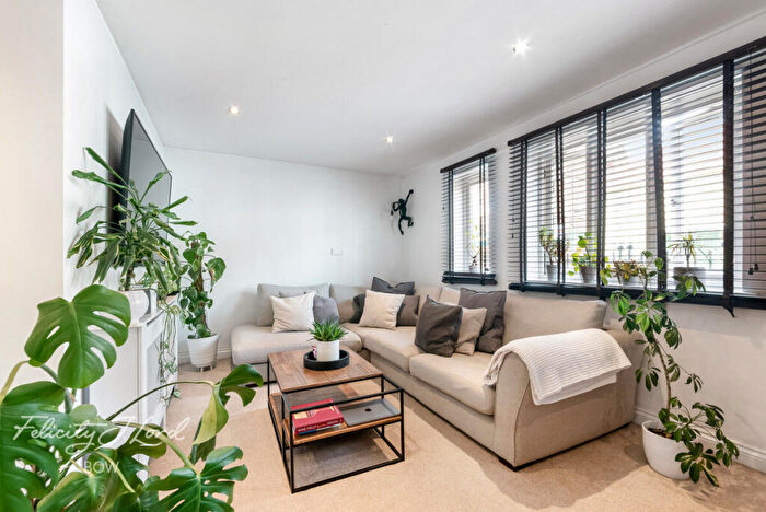 1 Bedroom Apartment For Sale In Hearnshaw Street, London, E14